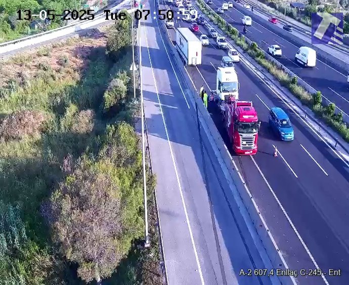 Camión implicado en un accidente en la A-2 que corta un carril este martes por la mañana.