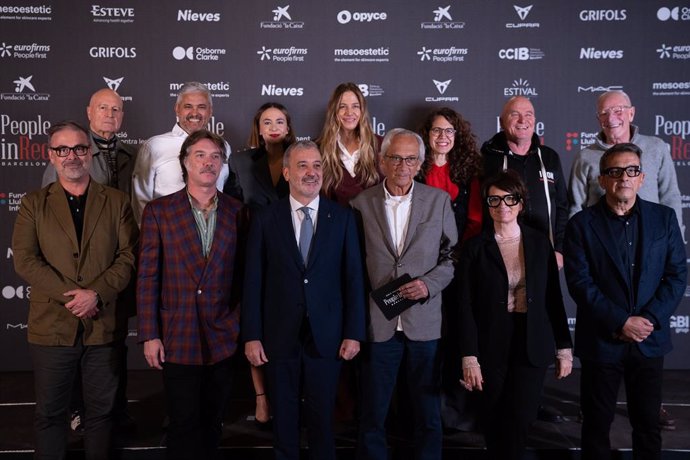 Archivo - Foto de família durant la presentació de la gala solidària People in Red, a l'Ajuntament de Barcelona, a 23 de gener del 2025, a Barcelona, Catalunya (Espanya). 