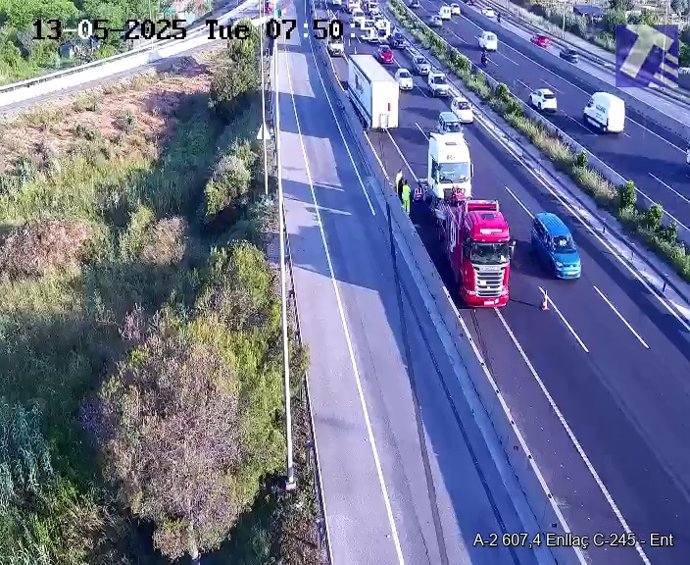 Camió implicat en un accident a l'A-2 que talla un carril aquest dimarts al matí.