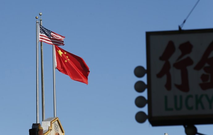 Imagen de una bandera estadounidense y una china en San Francisco
