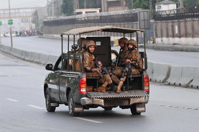 Militares de Pakistán tras un ataque con misiles por parte de India en Rawalpindi, en los alrededores de la capital, Islamabad (archivo)