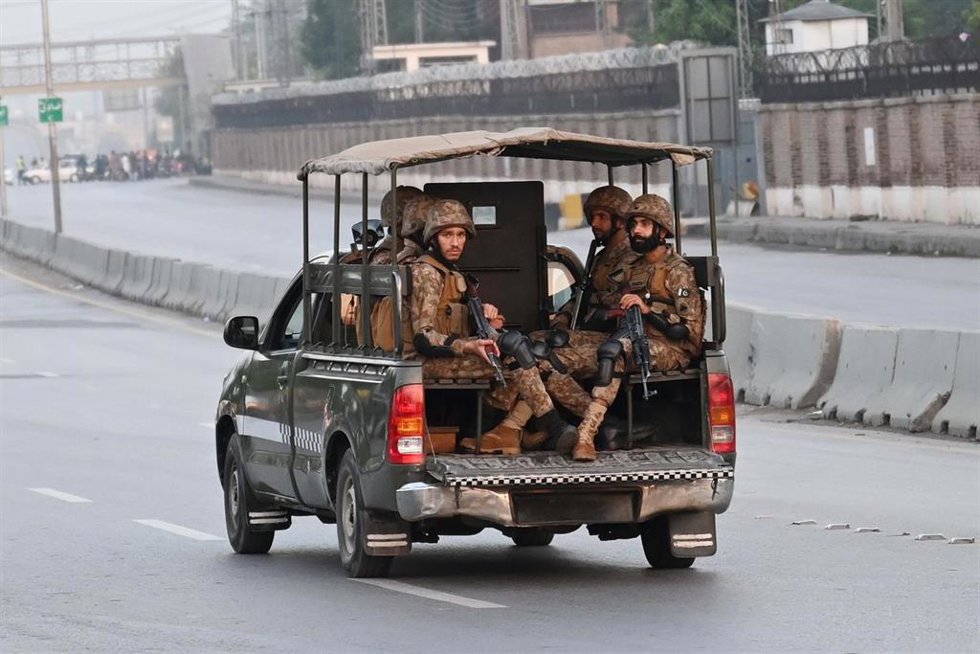 Militares de Pakistán tras un ataque con misiles por parte de India en Rawalpindi, en los alrededores de la capital, Islamabad (archivo)