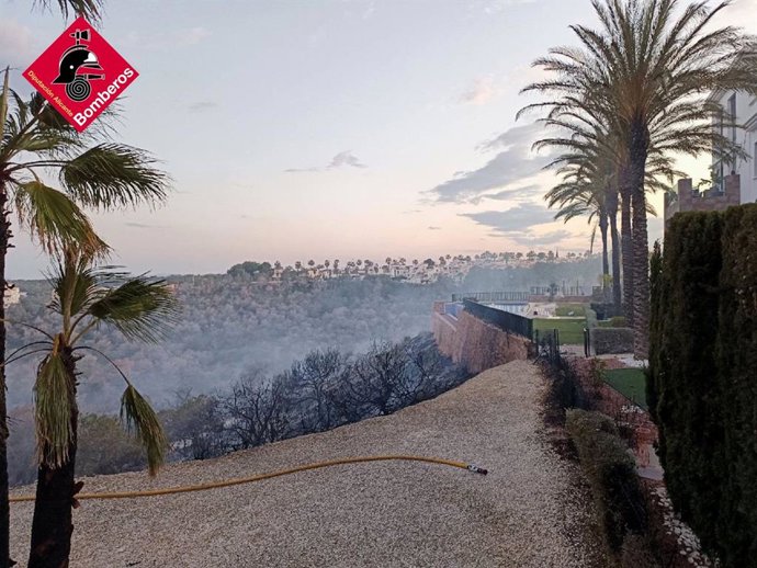 Trabajos de extinción del fuego en Orihuela Costa