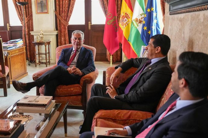 El alcalde de Sevilla y el embajador de Catar en España, en un encuentro institucional en el Ayuntamiento hispalense.