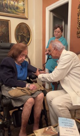 El Dr. de la Peña con Mercedes Álvarez, que pronto cumplirá 107