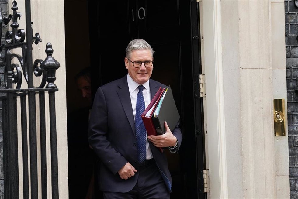 Keir Starmer, primer ministro de Reino Unido, sale del número 10 de Downing Street