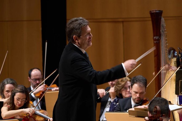 Archivo - El maestro Silva dirigiendo a la OSRM en un concierto de esta temporada