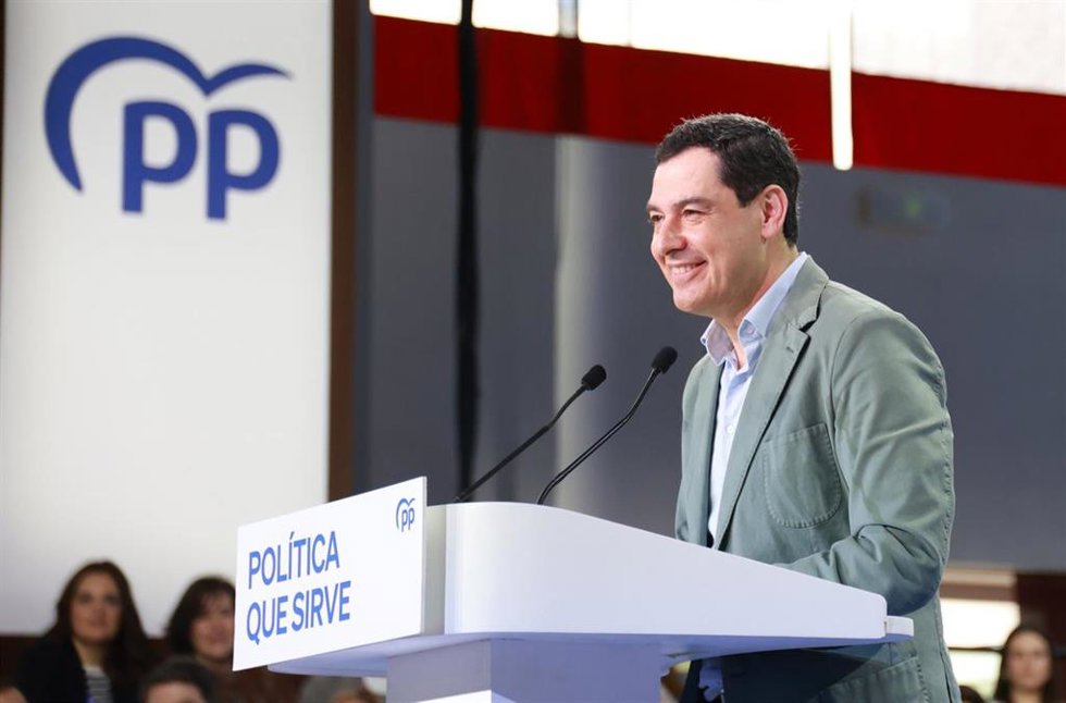 Archivo - El presidente del PP de Andalucía, Juanma Moreno, interviene durante la clausura de la 27 Interparlamentaria del PP. A 30 de marzo de 2025, en Sevilla (Andalucía , España). (Foto de archivo).