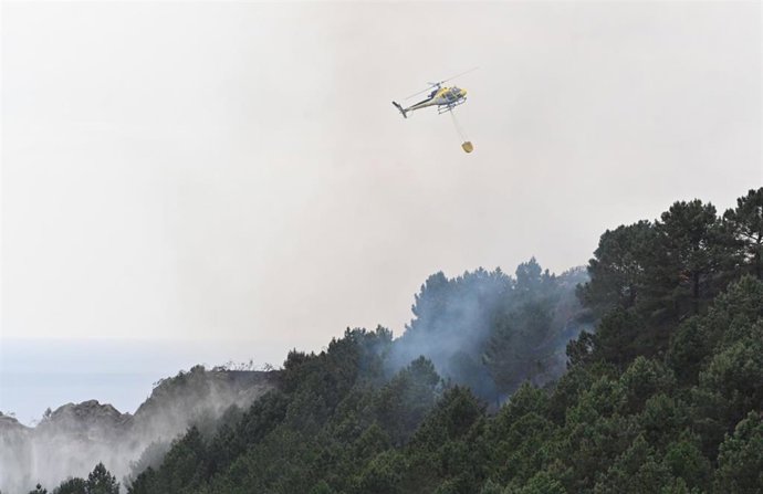 Archivo - Operativos trabajan en el incendio forestal de Jaizkibel, a 20 de marzo de 2025, en Pasaia, Guipúzcoa, País Vasco (España).