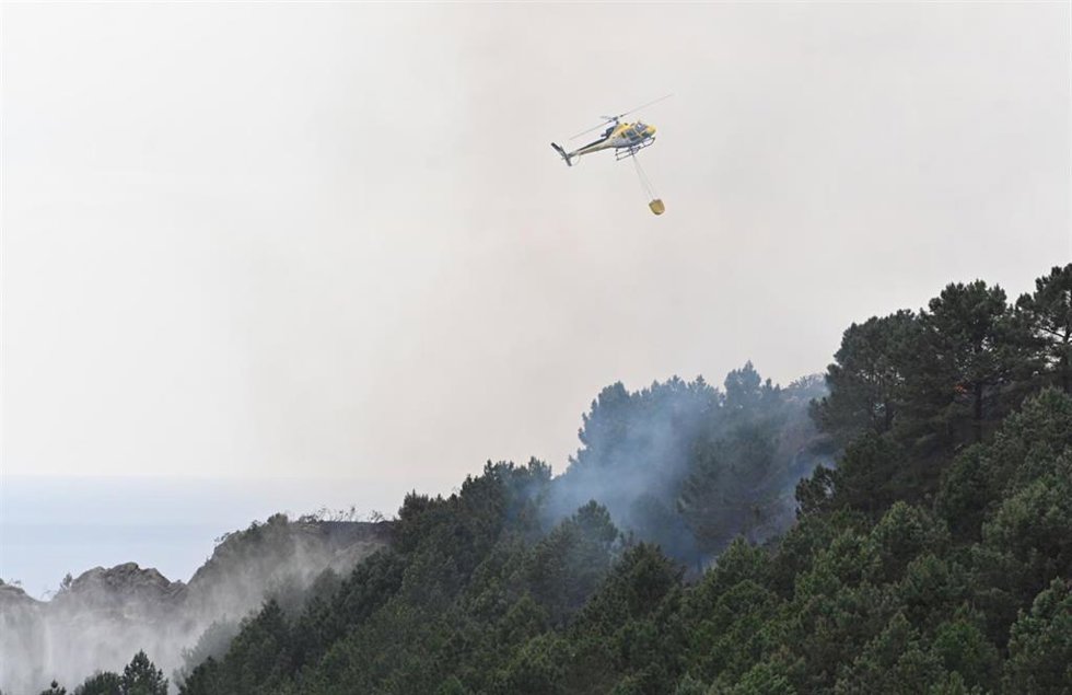 Archivo - Operativos trabajan en el incendio forestal de Jaizkibel, a 20 de marzo de 2025, en Pasaia, Guipúzcoa, País Vasco (España).