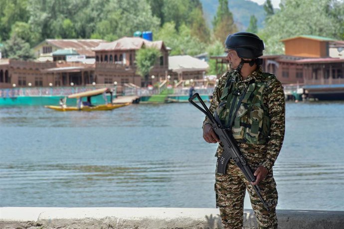 Un miembro de las fuerzas de India en el lago Dal, en la zona de Cachemira bajo control de Nueva Delhi, tras el alto el fuego pactado entre India y Pakistán (archivo)