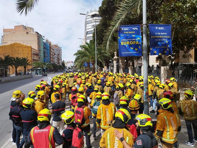Manifestación de plantilla del Consorcio Provincial de Bomberos de Alicante (CPBA) a las puertas de la Diputación de Alicante