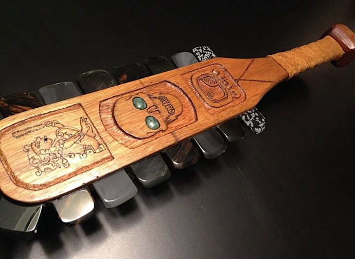 Una reproducción moderna de un macuahuitl azteca (mixteco), utilizado como una combinación de espada y garrote, al que se le dieron bordes cortantes y violentos al agregarle fragmentos de obsidiana a los costados.