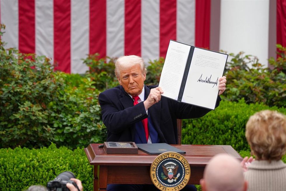 Archivo - April 2, 2025, Washington, District Of Columbia, USA: US President DONALD TRUMP holds up a signed executive order implementing new reciprocal tariffs against US trading partners in the Rose Garden of the White House in Washington. 