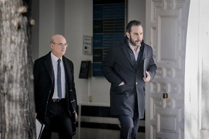 Archivo - El empresario Víctor de Aldama (d), a la salida del Tribunal Supremo el pasado diciembre.