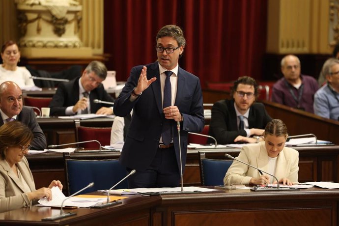 Archivo - El vicepresidente del Govern y conseller de Economia, Hacienda e Innovación, Antoni Costa, en un pleno del Parlament. Archivo.