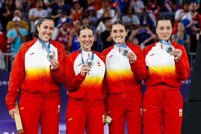Archivo - Vega Gimeno, Sandra Ygueravide, Gracia Alonso de Armiño y Juana Camilión posan con su plata olímpica