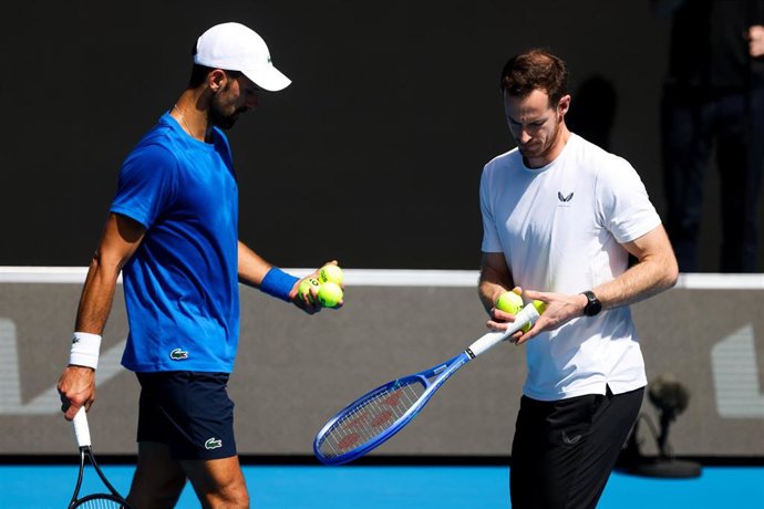 Archivo - El tenista serbio Novak Djokovic, junto a su entrenador Andy Murray durante un entrenamiento.