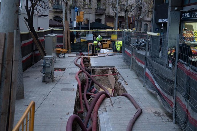 Archivo - Varios operarios trabajando en una obra.