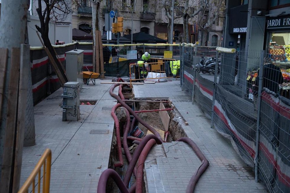 Archivo - Varios operarios trabajando en una obra.
