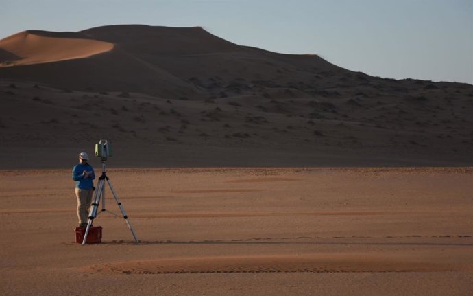El profesor Jo Nield realiza una investigación de campo en Namibia.
