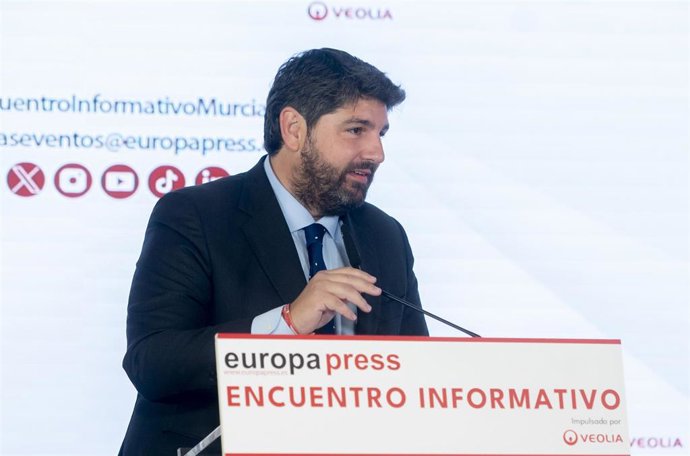 El presidente de la Región de Murcia, Fernando López Miras, interviene durante un encuentro informativo de Europa Press, en el hotel Rosewood Villa Magna, a 13 de mayo de 2025, en Madrid (España).