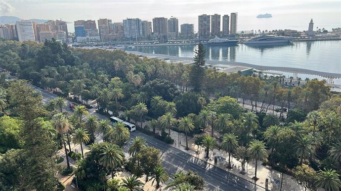Archivo - Vista aérea del Paseo del Parque y el Paseo de los Curas de Málaga con la zona de Muelle Uno del Puerto al fondo.