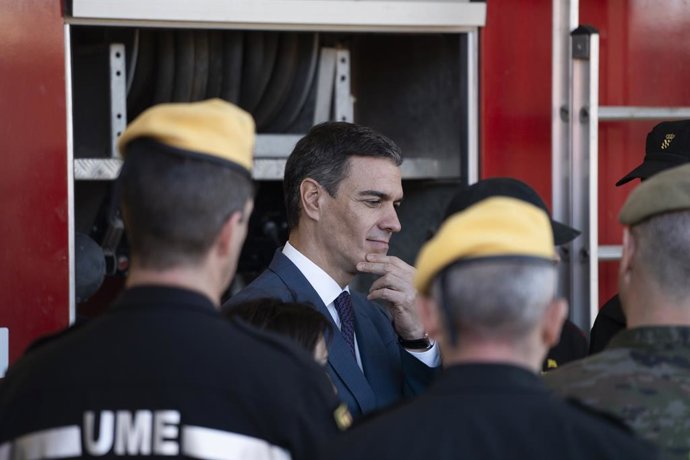 Archivo - Arxiu - El president del Govern, Pedro Sánchez (c), visita les unitats de l'Exèrcit que col·laboren en l'ajuda i reconstrucció de la DANA en la Caserna General Terrestre d'Alta Disponibilitat de Bétera (CGTAD), a 23 de gener del 2025