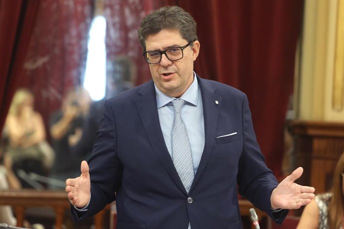Archivo - El conseller de Turismo, Cultura y Deportes, Jaume Bauzà durante una sesión de control en el Parlament. Archivo.