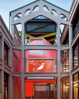 Espacio Iberia vuelve a Madrid por cuarto año consecutivo y abrirá el 21 de mayo, en el Espacio cultural Serrería Belga, un edificio ubicado en la calle Alameda,  junto a la Plaza de las Letras en el Paisaje de la Luz.