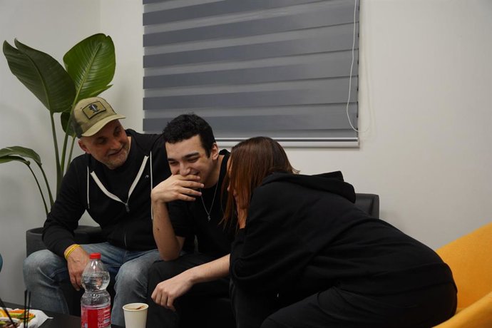 El militar israelí-estadounidense Edan Alexander (c) es recibido tras ser liberado por el Movimiento de Resistencia Islámica (Hamás) en la Franja de Gaza, donde estuvo retenido desde los ataques del 7 de octubre de 2023