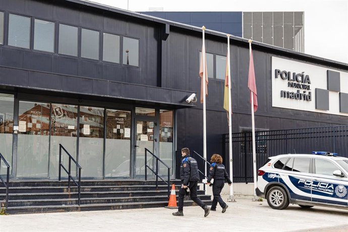 Archivo - Un coche de Policía frente a la Unidad de la Policía Municipal de Villa de Vallecas, a 28 de noviembre de 2023, en Madrid (España).