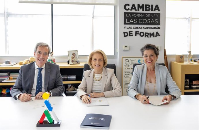 El consejero delegado de ILUNION, Alejandro Oñoro ; la rectora de la CEU USP, Rosa Visiedo; y la gerente de la CEU USP, Carmen García de Elías .