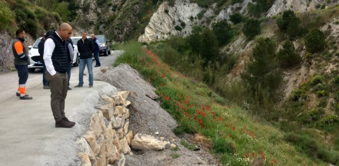 El delegado de Agricultura, Pesca, Agua y Desarrollo Rural de la Junta de Andalucía en Almería, Antonio Mena, durante su visita a Alcóntar (Almería).
