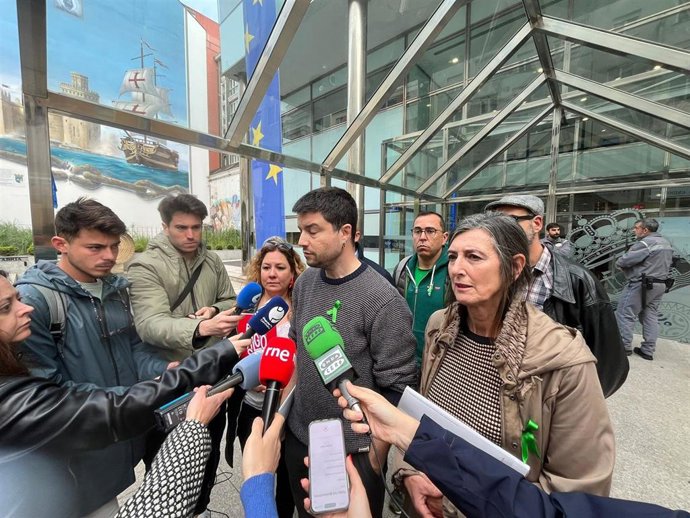 Miembros de la Junta de Personal Docente este martes junto a la sede del Gobierno de Cantabria