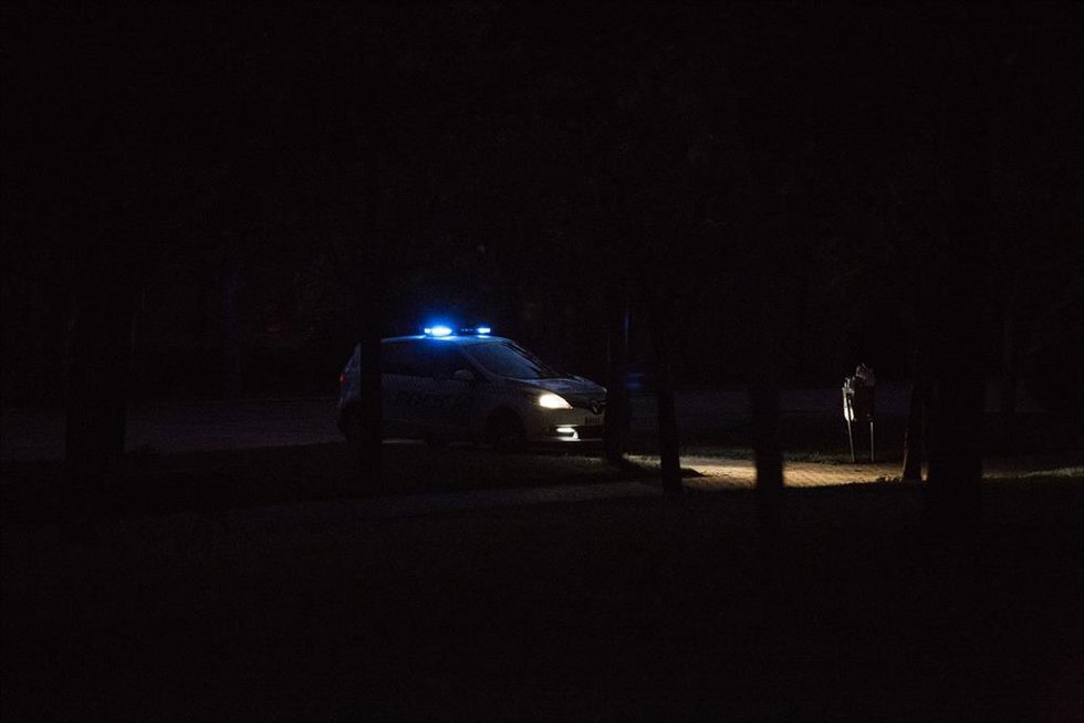 Archivo - Un coche de la Policía Municipal patrullando en un parque de Madrid.