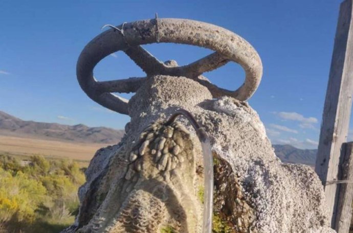 Poço de água abandonado, Montana, EUA A medição dos gases dissolvidos na água subterrânea pode ajudar a descobrir o hidrogênio natural.