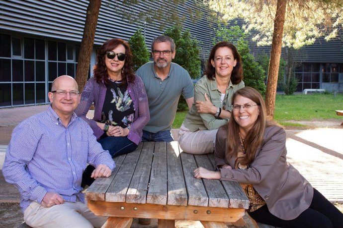 Investigadores del estudio internacional sobre catalizadores minerales que eliminan contaminantes y bacterias de los ríos.