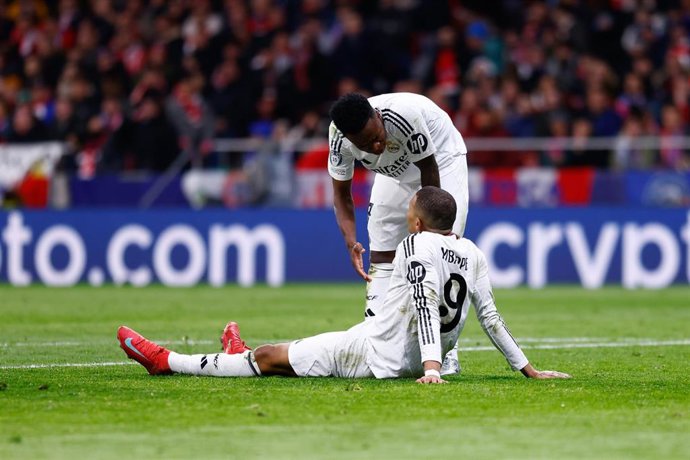 Archivo - El delantero brasileño del Real Madrid Vinícius Júnior habla con su compañero Kylian Mbappé en un partido de Champions 2024-2025.