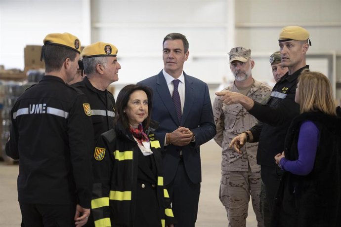 Archivo - El presidente del Gobierno, Pedro Sánchez (3d), y la ministra de Defensa, Margarita Robles (2i) visita las unidades del Ejército que colaboran en la ayuda y reconstrucción de la DANA en el Cuartel General Terrestre de Alta Disponibilidad de Béte