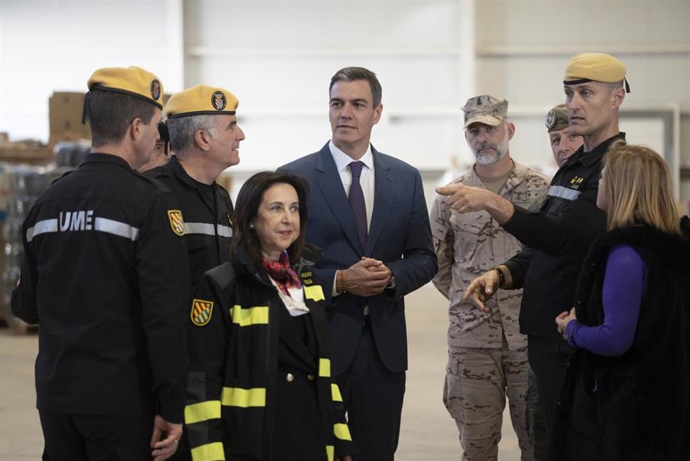 Archivo - El presidente del Gobierno, Pedro Sánchez (3d), y la ministra de Defensa, Margarita Robles (2i) visita las unidades del Ejército que colaboran en la ayuda y reconstrucción de la DANA en el Cuartel General Terrestre de Alta Disponibilidad de Bé