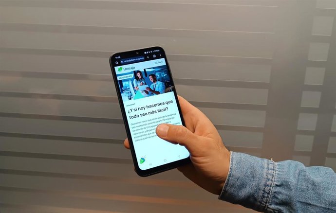 Unicaja refuerza las soluciones profesionales para pymes y autónomos y unifica sus servicios no financieros.