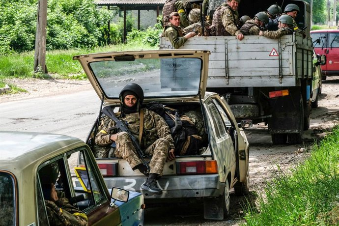 Archivo - Arquivo - Soldados ucranianos na cidade de Lisichansk, oblast de Lugansk (leste)