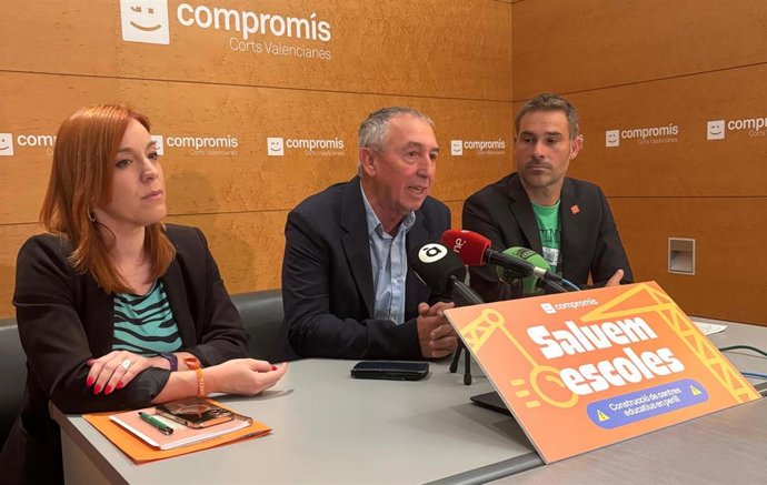 El síndic de Compromís, Joan Baldoví; su portavoz de Educación, Gerard Fullana, y su representante en la Diputació de València, Dolors Gimeno, en rueda de prensa