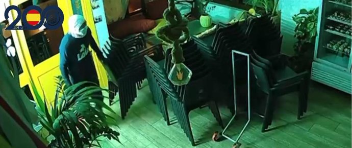 El individuo durante el robo en un establecimiento de hostelería