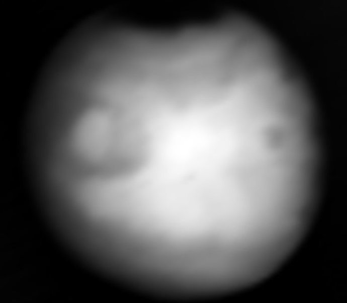 Esta imagen de Marte es una composición de varias imágenes térmicas de Europa Clipper. Las regiones brillantes son relativamente cálidas, con temperaturas de 0 °C. Las zonas más oscuras son más frías. El casquete polar norte alcanza -125 grados.