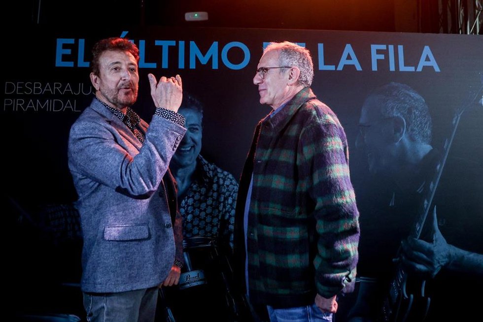 Archivo - Los cantantes Manolo García (i) y Quimi Portet (d), del Último de la Fila durante una rueda de prensa, en una imagen de archivo