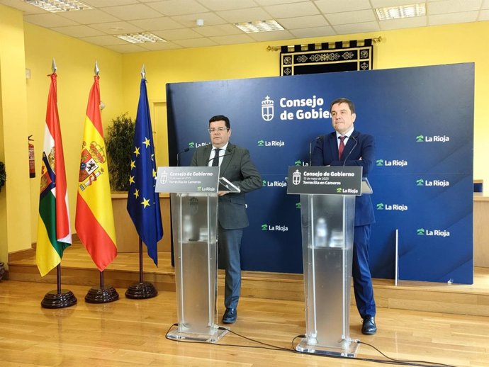 El portavoz del Gobierno riojano,, Alfonso Domínguez, y el consejero de Educación, Alberto Galiana, en la comparecencia de prensa posterior al Consejo de Gobierno en Torrecilla en Cameros