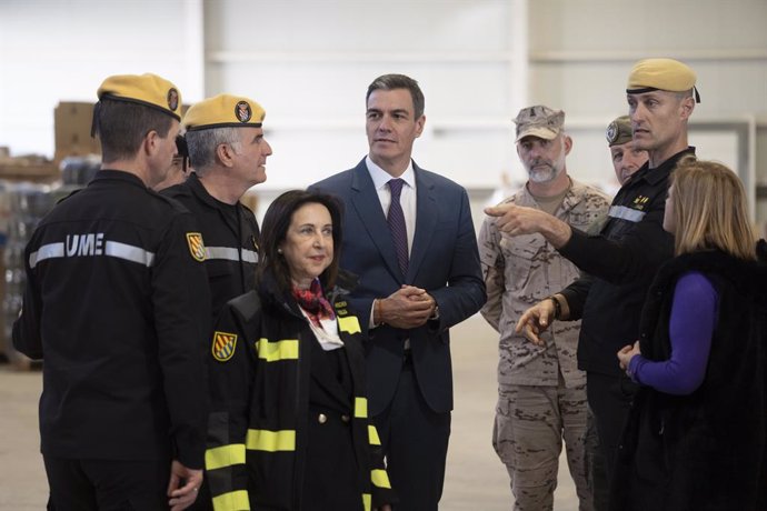 Archivo - El presidente del Gobierno, Pedro Sánchez (3d), y la ministra de Defensa, Margarita Robles (2i) visita las unidades del Ejército que colaboran en la ayuda y reconstrucción de la DANA en el Cuartel General Terrestre de Alta Disponibilidad de Béte