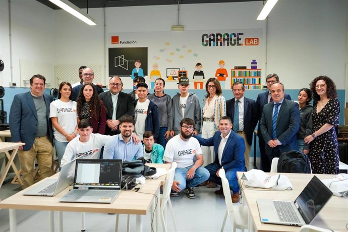 Alumnado en situación de vulnerabilidad que participa en el GarageLab de Fundación Don Bosco, con la colaboración de Fundación Orange.